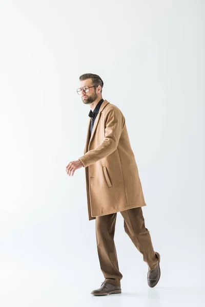Eleganta Brunet Man Poserar Höst Outfit Isolerad Vit — Gratis stockfoto