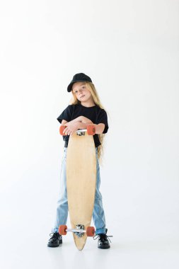 tam uzunlukta görünümü güzel çocuğun siyah kap ve kaykay ile duran ve üzerinde beyaz izole kamera bakarak t-shirt