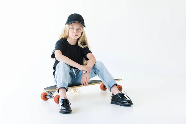 Προβολή Πλήρους Μήκους Παιδιού Μακριά Σγουρά Μαλλιά Κάθεται Στο Longboard — Δωρεάν Φωτογραφία