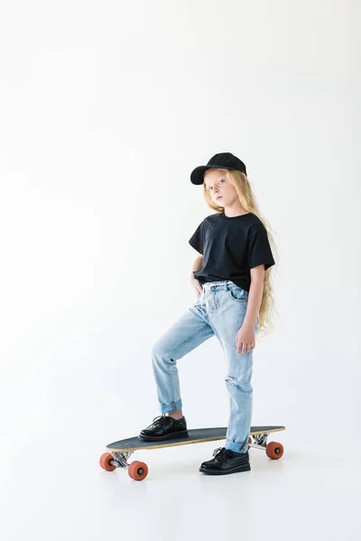 Vista Completa Niño Lindo Gorra Negra Camiseta Pie Monopatín Aislado — Foto de Stock