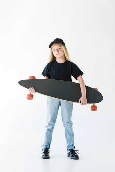 Carino Bambino Berretto Nero Shirt Tenendo Longboard Guardando Fotocamera Isolata — Foto stock gratuita