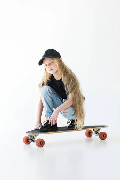 Criança Adorável Com Cabelo Encaracolado Longo Agachado Skate Olhando Para — Fotografia de Stock