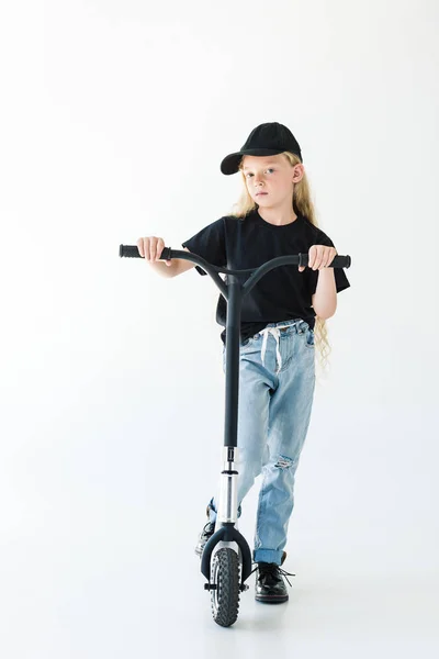 Schönes Kind Schwarzem Shirt Und Mütze Roller Fahren Und Die — kostenloses Stockfoto