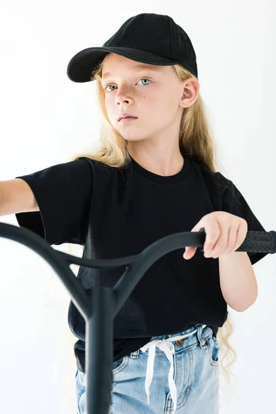 Schattig Kind Zwart Shirt Cap Scooter Rijden Kijken Naar Camera — Gratis stockfoto