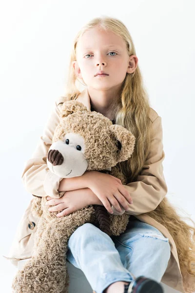 Criança Adorável Com Cabelo Encaracolado Longo Segurando Ursinho Pelúcia Olhando — Fotografia de Stock
