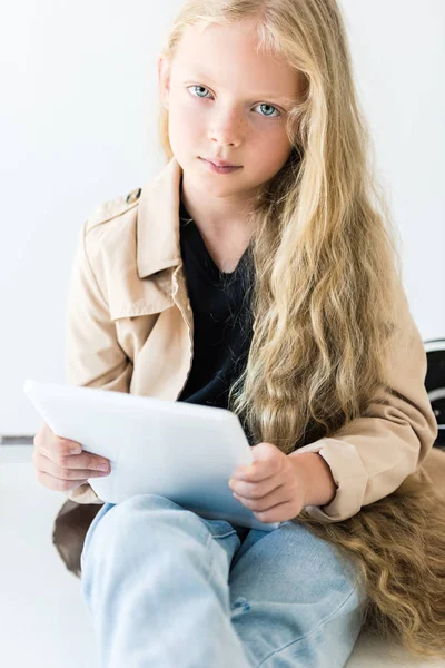Очаровательный Ребенок Длинными Вьющимися Волосами Помощью Цифрового Планшета Глядя Камеру — стоковое фото