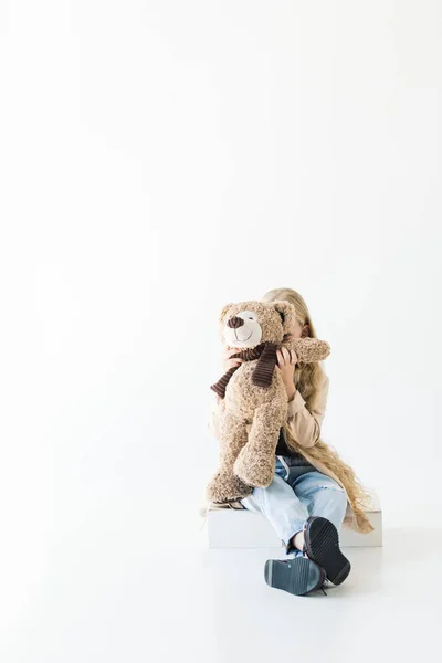 Entzückendes Kleines Kind Umarmt Teddybär Isoliert Auf Weiß — Stockfoto