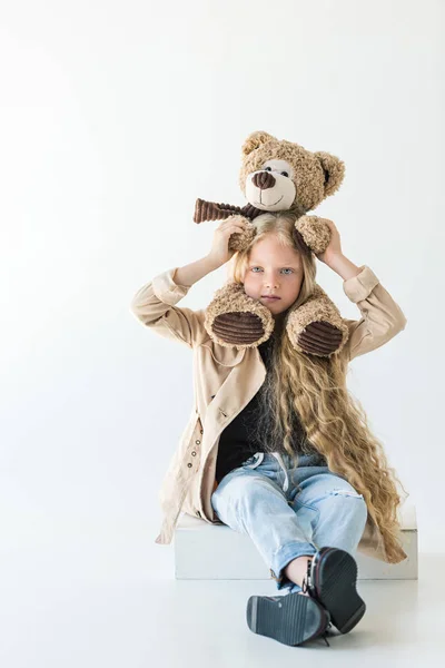 Vacker Elegant Kid Hålla Nallebjörn Och Tittar Kameran Isolerad Vit — Gratis stockfoto