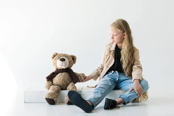 Visão Comprimento Total Bela Criança Elegante Sentado Olhando Para Ursinho — Fotografia de Stock