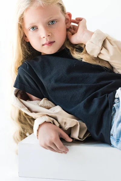 Bellissimo Bambino Con Lunghi Capelli Ricci Guardando Fotocamera Isolata Bianco — Foto stock gratuita