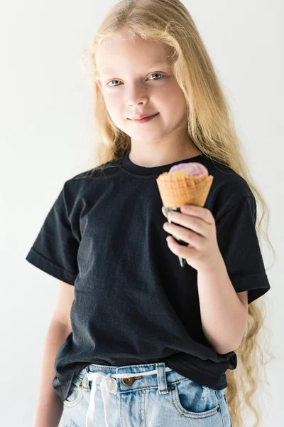 Adorable Niño Camiseta Negra Comiendo Helado Sonriendo Cámara Aislada Blanco — Foto de stock gratis