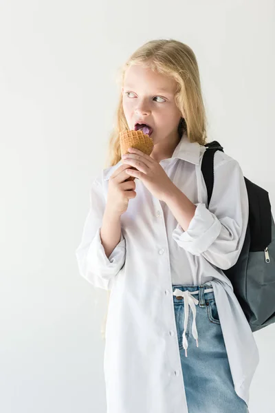 Hermoso Niño Con Mochila Comiendo Helado Mirando Hacia Otro Lado — Foto de stock gratis