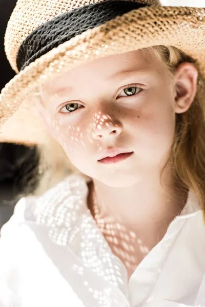 Portrait Adorable Child Straw Hat Looking Camera — Stock Photo, Image