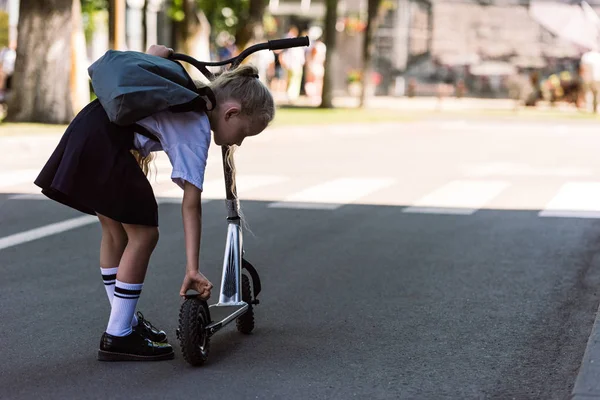 Achteraanzicht Van Schattig Klein Kind Met Rugzak Bevestigen Scooter Straat — Stockfoto