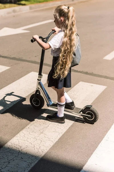 Wysoki Kąt Widzenia Adorable Little Uczennica Długie Kręcone Włosy Jazda — Darmowe zdjęcie stockowe