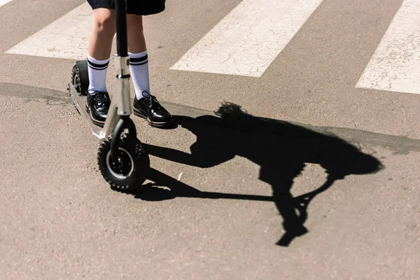 Lage Sectie Van Little Schoolgirl Paardrijden Scooter Straat — Gratis stockfoto