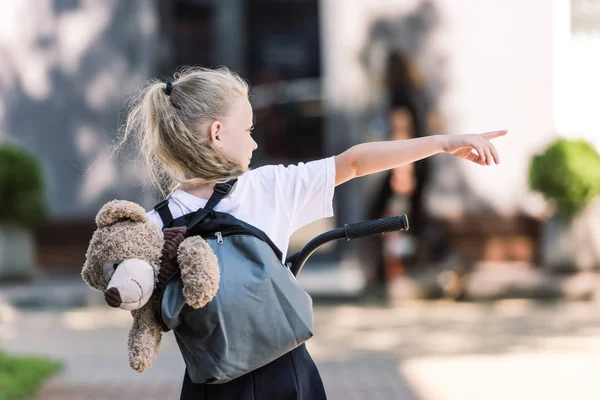 Achteraanzicht Van Schattige Kleine Schoolmeisje Met Rugzak Teddy Bear Scooter — Stockfoto