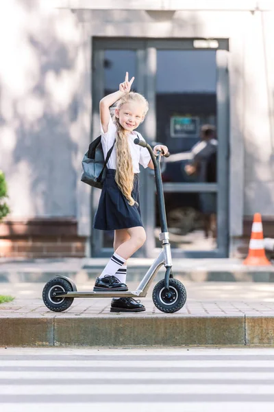 Schöne Glückliche Schulkind Mit Rucksack Roller Fahren Und Lächelt Die — Stockfoto