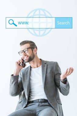 Web sitesi arama çubuğu ile beyaz izole smartphone, konuşurken Seo geliştirici