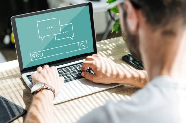 arkadan görünüşü Seo arama ve sohbet ile dizüstü bilgisayar kullanarak Geliştirici