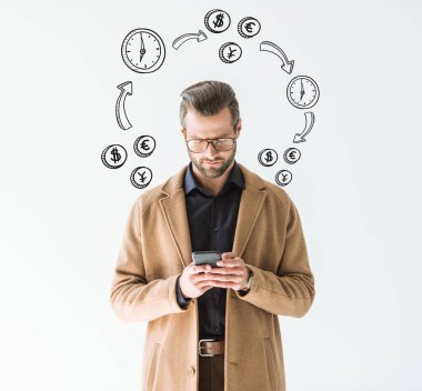 yakışıklı işadamı kahverengi ceket smartphone, zaman ve para simgeleri ile beyaz izole kullanarak
