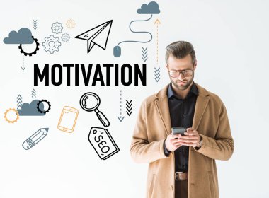 kahverengi ceketli smartphone, Seo motivasyon simgeleri ile beyaz izole kullanarak yakışıklı geliştirici
