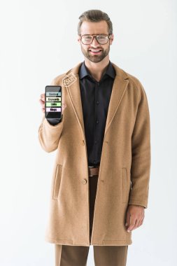 Smartphone ile Seo fikirler sunan Geliştirici gülümseyen, üzerinde beyaz izole