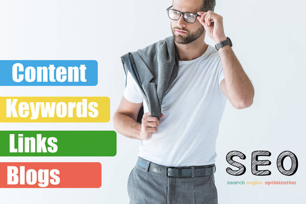 красивый бородатый разработчик изолирован на белом с идеями SEO
