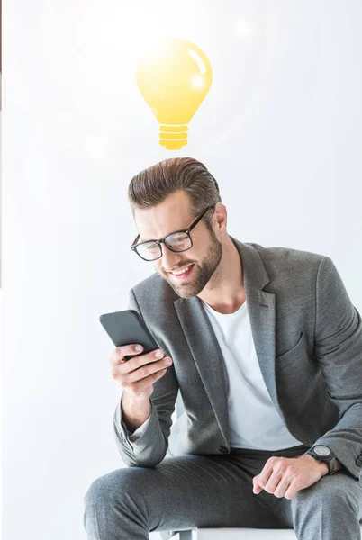 Exitoso Hombre Negocios Con Teléfono Inteligente Aislado Blanco Con Bombilla — Foto de Stock