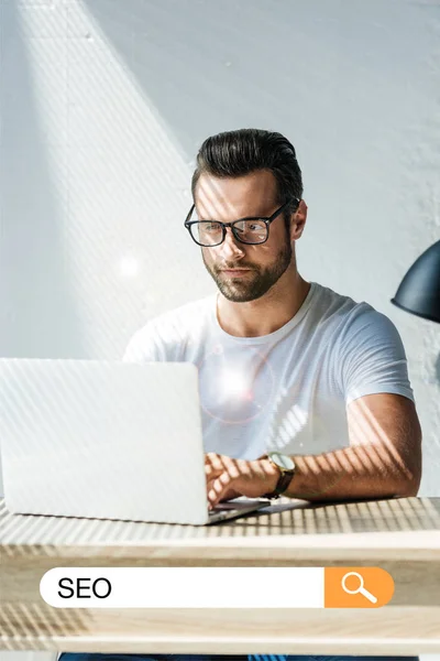 Schöner Entwickler Der Mit Laptop Mit Seo Suchleiste Arbeitet — Stockfoto