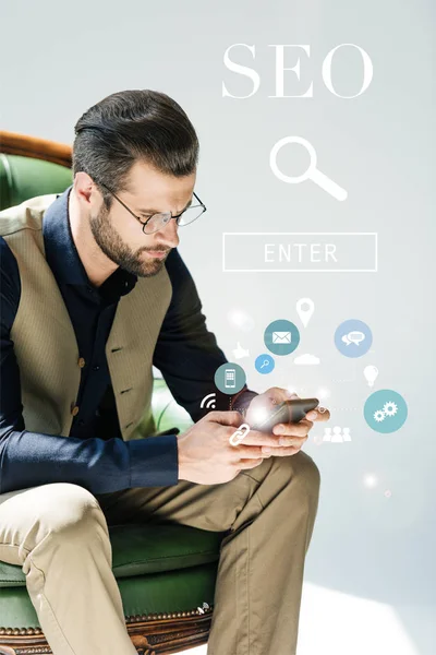 Stylish Bearded Developer Using Smartphone Seo Search Icons — Stock Photo, Image