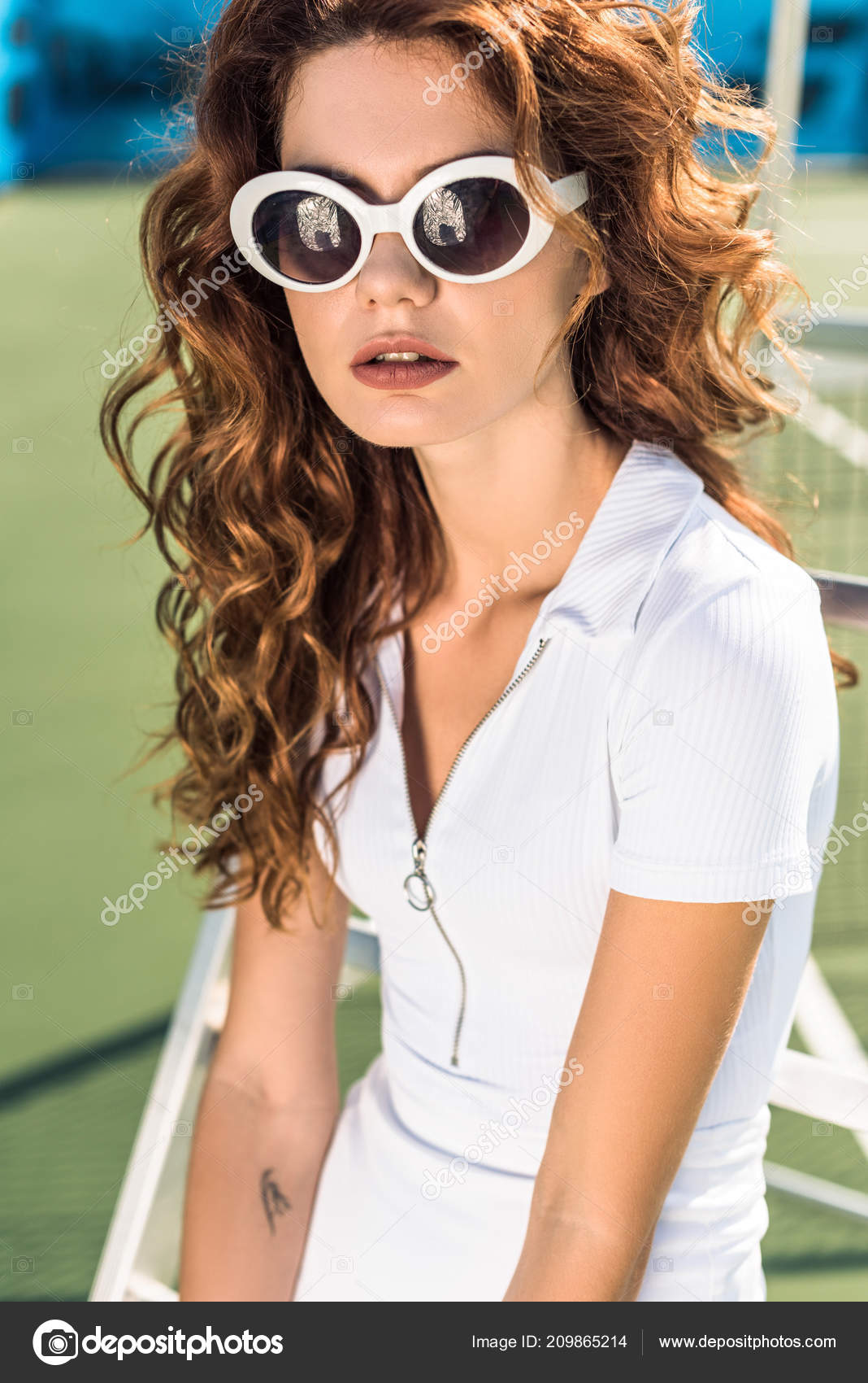 Retrato Mujer Hermosa Ropa Deportiva Blanca Gafas Sol Pista Tenis - Foto stock gratis © Y-Boychenko #209865214