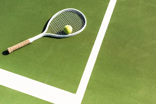 Vista Cerca Raqueta Tenis Pelota Acostado Cancha Tenis Verde — Foto de Stock