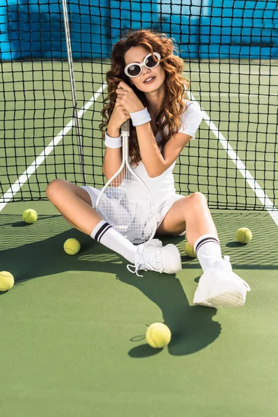 Schöne Tennisspielerin Mit Sonnenbrille Und Tennisschläger Sitzt Tennisnetz Auf Dem — Stockfoto