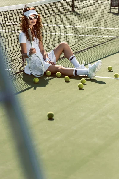 Jogador Tênis Feminino Elegante Óculos Sol Descansando Perto Rede Campo — Fotos gratuitas