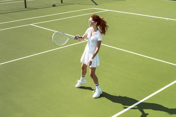 Joven Jugadora Tenis Gafas Sol Jugando Tenis Cancha — Foto de stock gratis