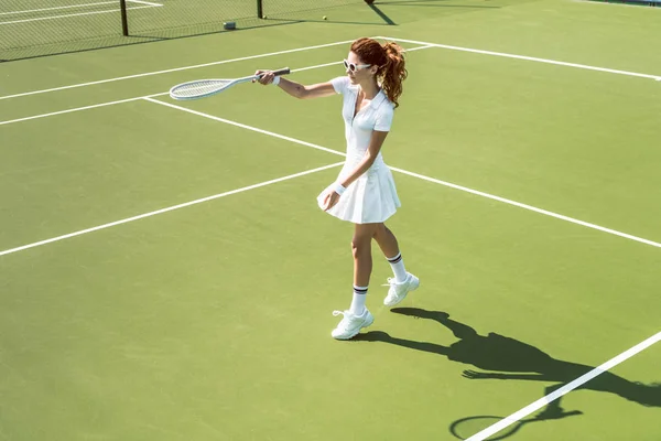 Unga Kvinnliga Tennisspelare Solglasögon Spela Tennis Tennisbanan — Stockfoto