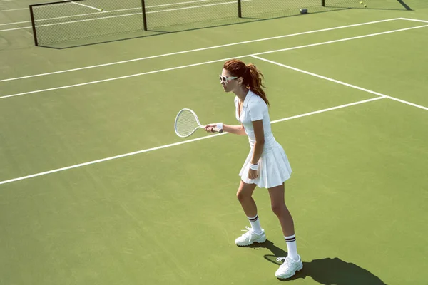Όμορφη Γυναίκα Στο Λευκό Sportswear Και Γυαλιά Ηλίου Παίζοντας Τένις — Φωτογραφία Αρχείου