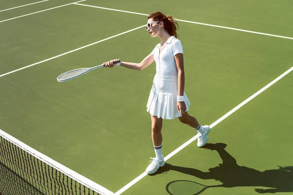 Mooie Vrouw Witte Sportkleding Zonnebril Tennissen Hof — Gratis stockfoto