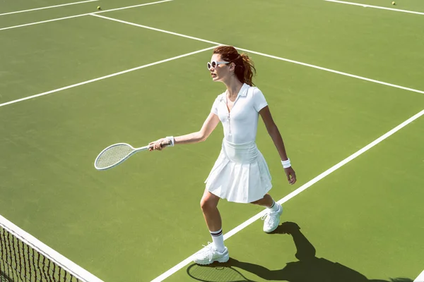 Красива Жінка Білому Спортивному Одязі Сонцезахисних Окулярах Грає Теніс Корті — стокове фото