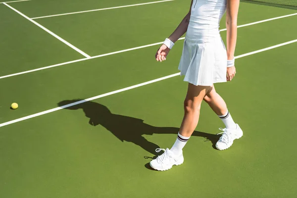 Cropped Shot Female Tennis Player White Sportswear Walking Tennis Court — Stock Photo, Image