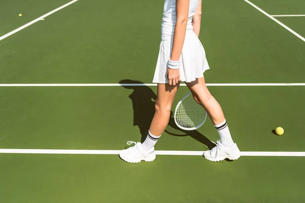 Vista Parcial Jugadora Tenis Ropa Deportiva Blanca Con Raqueta Pista — Foto de Stock