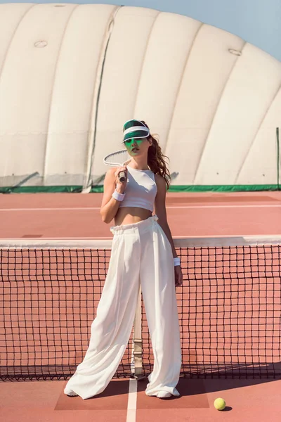 Femme Élégante Vêtements Blancs Casquette Avec Raquette Tennis Posant Filet — Photo gratuite