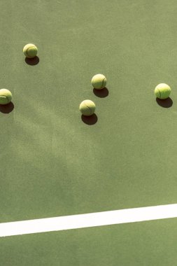 Yeşil tenis kortunda tenis topları görünümü kadar kapatın