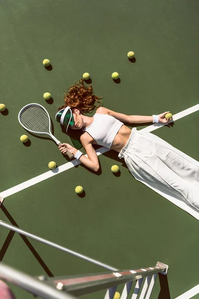 Beyaz Giyim Tenis Kortunda Raketle Yalan Raket Ile Yalan Kap — Ücretsiz Stok Fotoğraf