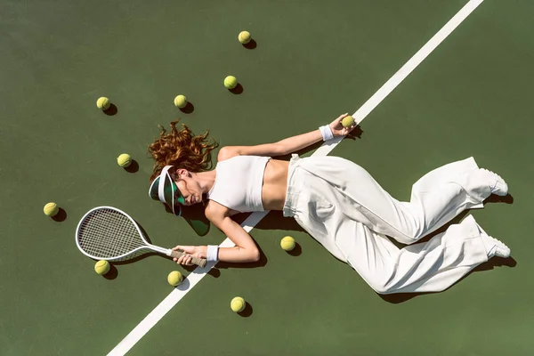 Bovenaanzicht Van Aantrekkelijke Vrouw Witte Kleding Cap Liggend Met Racket — Stockfoto