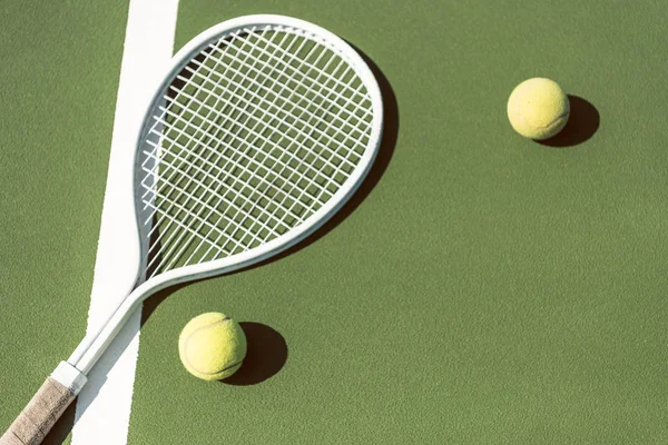 Κλείνω Πάνω Θέα Του Εξοπλισμού Τένις Στο Γήπεδο Τένις Πράσινο — Φωτογραφία Αρχείου
