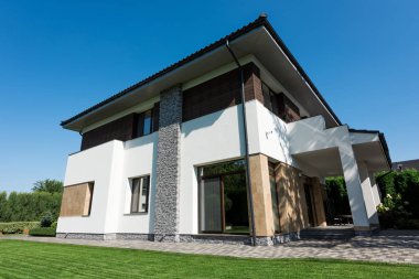 modern ev yeşil çim ile dış görünümü