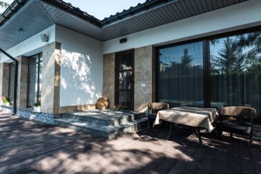 Bahçe masa ve koltukları girişinden ile ev
