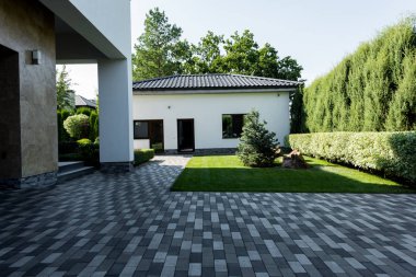 boş Park ve yeşil çim ile yeni modern ev cephe